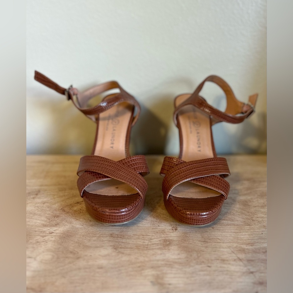 Chinese Laundry Tan crocodile print heel